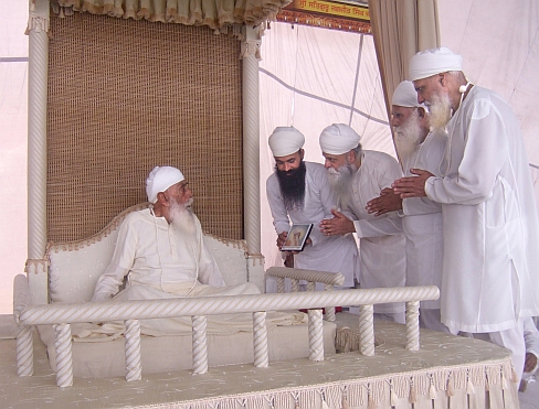 MAster Dharsan Singh, Kiral Singh & Surjit Singh blessed by Satguru Jagjit Singh Ji at launch of cds